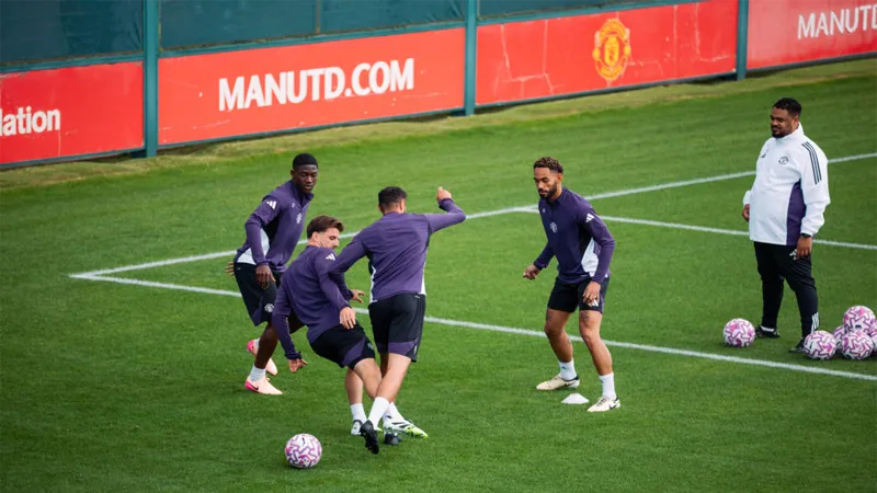 Cầu thủ Man Utd trên sân tập